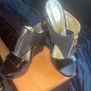 CUTE BLACK & GOLD WEDGES..nwot